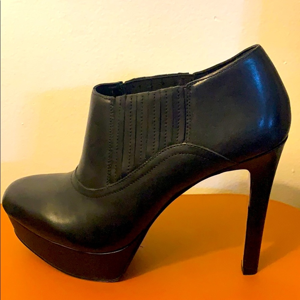 NINE WEST BLACK LEATHER BOOTIES!